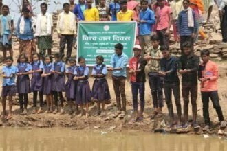 विश्व जल दिवस: स्कूली बच्चों और ग्रामीणों ने किया जंगल और नाला जलग्रहण क्षेत्र का भ्रमण