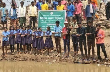 विश्व जल दिवस: स्कूली बच्चों और ग्रामीणों ने किया जंगल और नाला जलग्रहण क्षेत्र का भ्रमण
