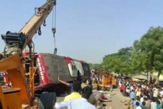 भीषण सड़क हादसा : बस पलटी, तीन की मौत, 30 यात्री घायल