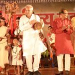 बस्तर बैंड की धुन पर झूमे सीएम बघेल, बजाया मुंडा बाजा, मिलाया ताल से ताल