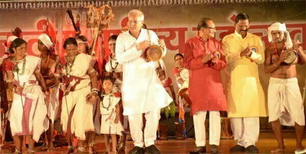 बस्तर बैंड की धुन पर झूमे सीएम बघेल, बजाया मुंडा बाजा, मिलाया ताल से ताल