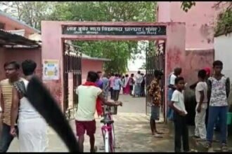 भूखे पेट कृमि नाशक दवा देने से बिगड़ी 80 बच्चों की हालत, भड़के परिजन