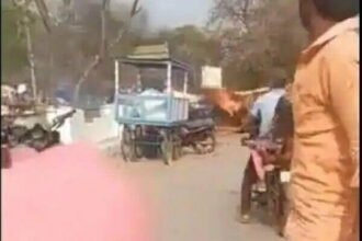 बम की तरह फट गई सड़क किनारे खड़ी नई रॉयल एनफील्ड बाइक, देखें वीडियो