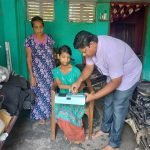 दिव्यांग युवती को राशन लेने में हो रही थी परेशानी, कलेक्टर के निर्देश पर ई-पास मशीन लेकर घर पहुंचे दुकानदार