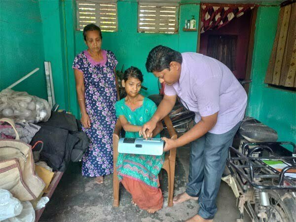 दिव्यांग युवती को राशन लेने में हो रही थी परेशानी, कलेक्टर के निर्देश पर ई-पास मशीन लेकर घर पहुंचे दुकानदार