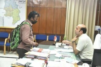 जनदर्शन में अवैध निर्माण कर लाउडस्पीकर चलाने की शिकायत