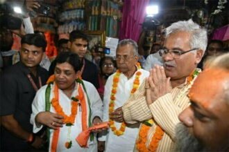 सीएम बघेल दूधाधारी मठ पहुंचकर पूजा अर्चना कर की प्रदेश की खुशहाली की कामना