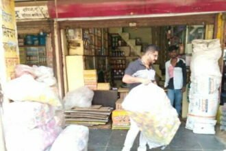 मार्केट क्षेत्र में सड़क बाधित करने वाले व्यवसाईयो को चेतावनी, सड़क तक सामान फैलाकर कारोबार करने वालों के खिलाफ कार्रवाई