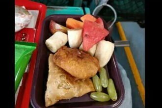 ट्रेन में मुस्लिम यात्री ने मांगी थी चाय, मिला इफ्तार भोजन, कैटरिंग स्टाफ ने यूं जीता दिल