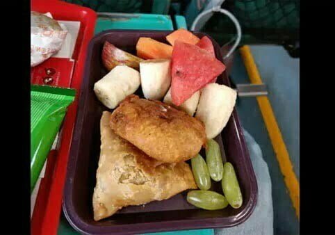 ट्रेन में मुस्लिम यात्री ने मांगी थी चाय, मिला इफ्तार भोजन, कैटरिंग स्टाफ ने यूं जीता दिल