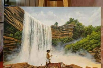 जनजातीय साहित्य महोत्सव के दौरान कैनवास और जमीन पर रंगों की कलाकारी