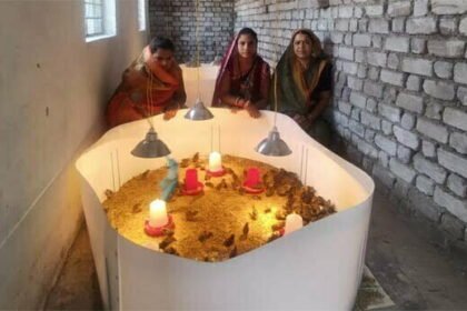 हाइटेक संसाधनों के साथ बटेर पालन जैसे नये क्षेत्रों में कदम रख रही समूह की महिलाएं
