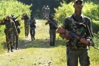 पुलिस ने आठ नक्सलियों को किया गिरफ्तार, ट्रकों में आग लगाने का था आरोप