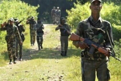 पुलिस ने आठ नक्सलियों को किया गिरफ्तार, ट्रकों में आग लगाने का था आरोप