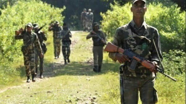पुलिस ने आठ नक्सलियों को किया गिरफ्तार, ट्रकों में आग लगाने का था आरोप