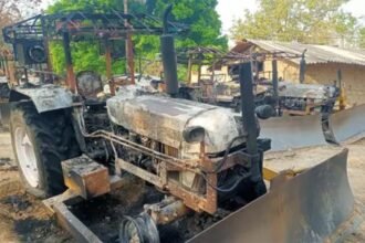 नक्सली वारदात: सड़क निर्माण में लगे वाहनों को किया आग हवाले, बैनर टांग दी चेतावनी, कहा-प्रसाशन से रहे दूर