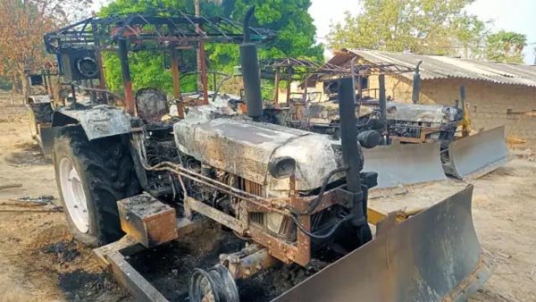 नक्सली वारदात: सड़क निर्माण में लगे वाहनों को किया आग हवाले, बैनर टांग दी चेतावनी, कहा-प्रसाशन से रहे दूर