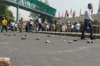 मार्च निकालने को लेकर भिड़े शिवसैनिक और खालिस्तान समर्थक, जमकर चलीं ईंटें और तलवारें, पुलिस ने की हवाई फायरिंग