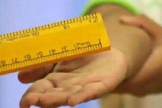 तिलक लगाकर स्कूल पहुंची छात्रा को शिक्षक ने बुरी तरह पीटा, सिर और शरीर पर चोट के निशान