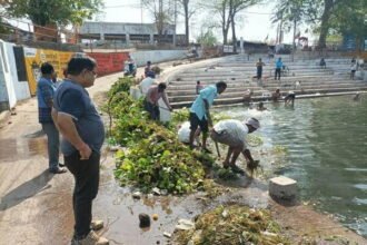 शिवनाथ नदी महमरा घाट एनीकेट की टीम लगाकर कराई गई सफाई