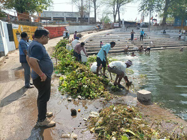 शिवनाथ नदी महमरा घाट एनीकेट की टीम लगाकर कराई गई सफाई