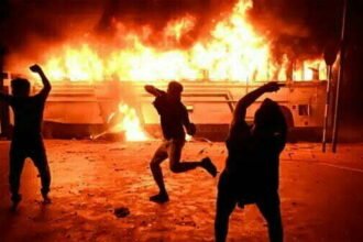 भारत के दो पड़ोसी देश, संकट में सरकारें: श्रीलंका में डीजल खत्म, राष्ट्रपति के घर के बाहर हिंसक प्रदर्शन