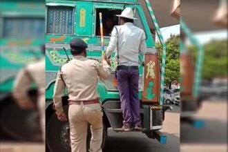 पुलिस की दादागिरी: भिलाई के नेहरू नगर चौक पर ट्रक ड्राइवर से कागजात के नाम पर बदतमीजी, देखे विडियो