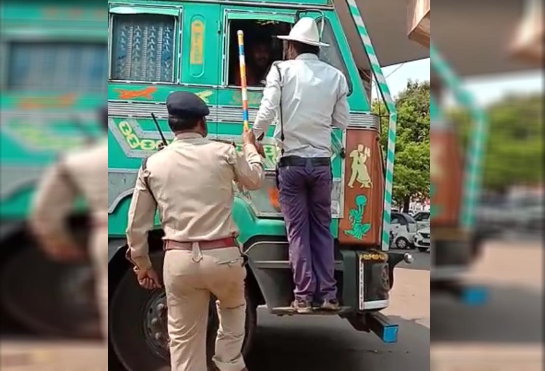 पुलिस की दादागिरी: भिलाई के नेहरू नगर चौक पर ट्रक ड्राइवर से कागजात के नाम पर बदतमीजी, देखे विडियो