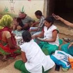 जंगल व पहाड़ों को पार कर लोगों तक दवाई पहुंचाने जाती हैं एएनएम कार्यकर्ता, सेवाभाव देख हर कोई कर रहा तारीफ , देखे वीडियो