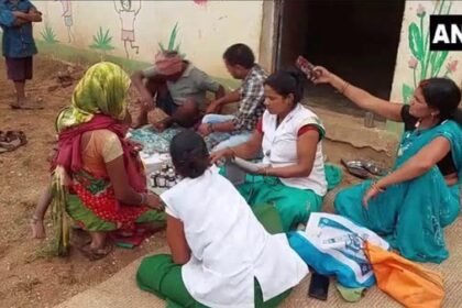 जंगल व पहाड़ों को पार कर लोगों तक दवाई पहुंचाने जाती हैं एएनएम कार्यकर्ता, सेवाभाव देख हर कोई कर रहा तारीफ , देखे वीडियो