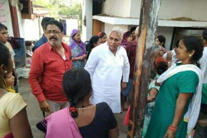 वोरा की मौजूदगी में नागरिकों ने किया पूर्व सभापति दिनेश देवांगन से तीखा विवाद, लोगों ने वाल्व में छेड़छाड़ का लगाया आरोप