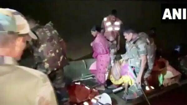 असम में लगातार बारिश से बाढ़ के हालात, जनजीवन बुरी तरह प्रभावित; रेस्क्यू ऑपरेशन में जुटी सेना
