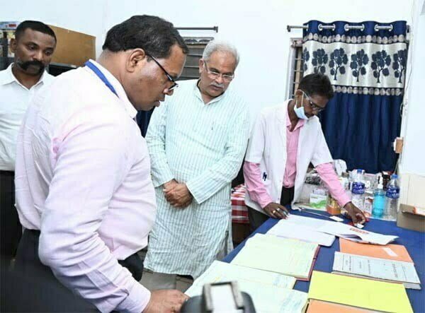 मुख्यमंत्री ने सामुदायिक स्वास्थ्य केन्द्र का किया मुआयना, लापरवाही के चलते मेडिकल ऑफिसर को निलंबित करने के निर्देश