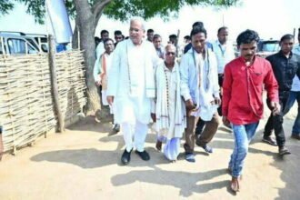 भेंट-मुलाकात अभियान: रामानुजगंज विधानसभा केे ग्राम डौरा पहुंचे मुख्यमंत्री