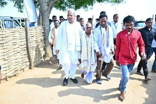 भेंट-मुलाकात अभियान: रामानुजगंज विधानसभा केे ग्राम डौरा पहुंचे मुख्यमंत्री