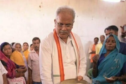 भेंट-मुलाकात अभियान: मुख्यमंत्री ने अपने हाथों से तौलकर हितग्राहियों को दिया राशन, लापरवाही पर सीएमओ पर गिरी निलंबन की गाज