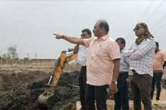 महापौर नीरज पाल के निर्देश पर नाला सफाई का निरीक्षण करने पहुंचे स्वास्थ्य प्रभारी लक्ष्मीपति राजू, खुर्सीपार में देखी सफाई व्यवस्था