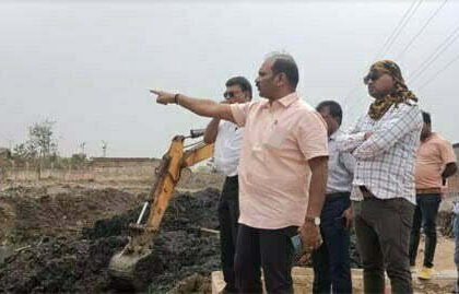 महापौर नीरज पाल के निर्देश पर नाला सफाई का निरीक्षण करने पहुंचे स्वास्थ्य प्रभारी लक्ष्मीपति राजू, खुर्सीपार में देखी सफाई व्यवस्था