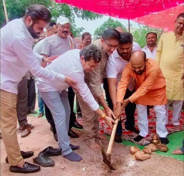 20-20 लाख की राशि से राधिका नगर और मैत्री विहार के विभिन्न सड़कों के निर्माण हेतु सिमेंटीकरण कार्य का भूमिपूजन किया गया।