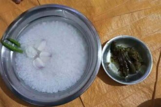 चल पड़ा बोरे बासी का ट्रेंड: सीएम की अपील के बाद विधायक-मंत्री लेकर, अधिकारी-कर्मचारियों ने श्रमिकों के सम्मान में खाया बोरे बासी, देखे विडियो