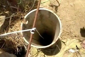 कुत्ते से बचकर भाग रहा छह साल का बच्चा 300 फुट गहरे बोरवेल में गिरा, 100 फुट पर अटका