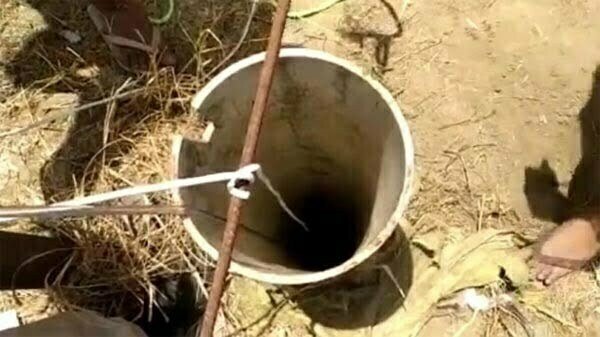 कुत्ते से बचकर भाग रहा छह साल का बच्चा 300 फुट गहरे बोरवेल में गिरा, 100 फुट पर अटका