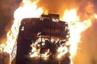 बिजली के खंभे से टकराने के बाद बस में लगी आग, एक यात्री की जलने से मौत