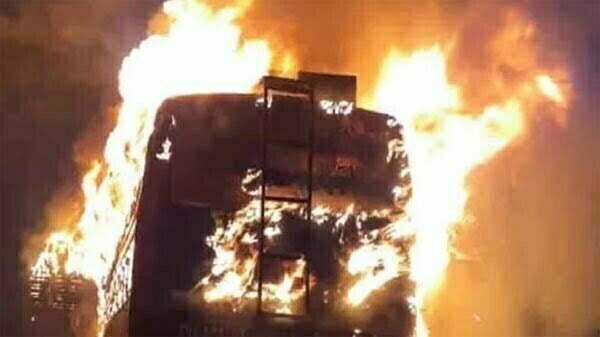 बिजली के खंभे से टकराने के बाद बस में लगी आग, एक यात्री की जलने से मौत