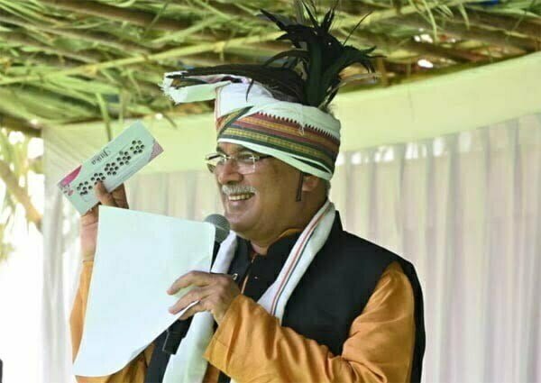 आज आपकी ही तरह मैंने भी हाट बाजार से की खरीदी, पत्नी के लिए बिंदी, सिंदूर और मेहंदी, बड़े किलेपाल में मुख्यमंत्री ने किया ग्रामीणों को संबोधित