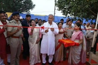 मुख्यमंत्री ने बस्तर पुलिस को "आमचो कुटुम्ब" की दी सौगात