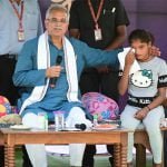 रोती हुई बिटिया को मुख्यमंत्री ने अपने पास बुलाकर पोछेे आंसू, तीन लाख की सहायता की घोषणा की और बिटिया की मुस्कान लौट आई