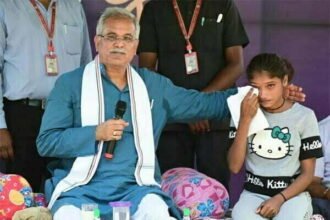 रोती हुई बिटिया को मुख्यमंत्री ने अपने पास बुलाकर पोछेे आंसू, तीन लाख की सहायता की घोषणा की और बिटिया की मुस्कान लौट आई