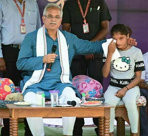 रोती हुई बिटिया को मुख्यमंत्री ने अपने पास बुलाकर पोछेे आंसू, तीन लाख की सहायता की घोषणा की और बिटिया की मुस्कान लौट आई