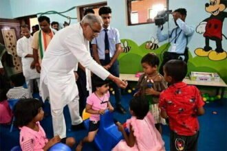 भेंट-मुलाकात: मुख्यमंत्री बने बच्चों के प्यारे अभिभावक, बच्चे प्यार से बुला रहे कका, बना रहे पेंटिंग्स